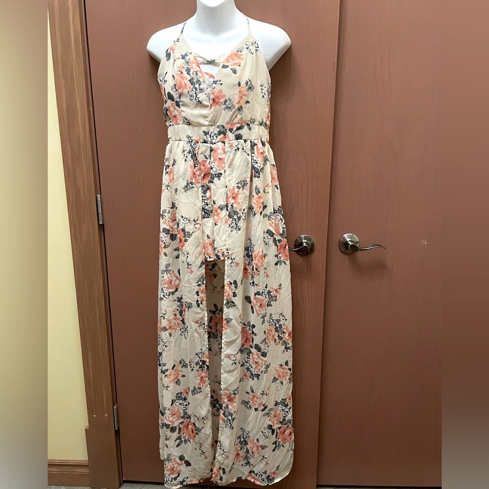 Urbanology Large Size Shorts turns into a dress. Large Peach florals on a cream.
